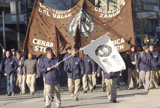 Ceramistas, agrupaciones de izquierda y estatales marcharon a Gobernación. 