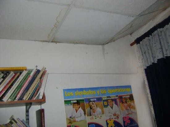 Los techos estn rotos y hay muchas reparaciones precarias. Esta fotografa fue tomada por un alumno del establecimiento. 
