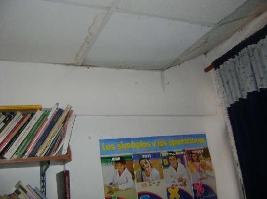 Los techos están rotos y hay muchas reparaciones precarias. Esta fotografía fue tomada por un alumno del establecimiento.
