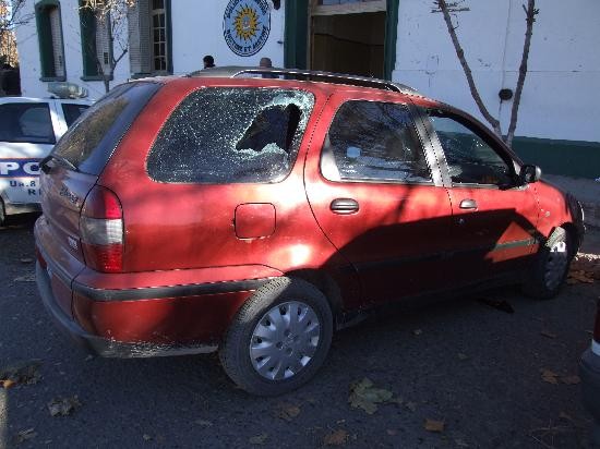 Para intimidar an ms a las vctimas, los delincuentes usaron caos y destrozaron a golpes los vidrios del auto. 