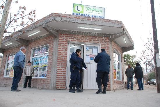 Dentro y fuera del negocio de Evita y Pje. Perito Moreno, la polica encontr varias cpsulas. 