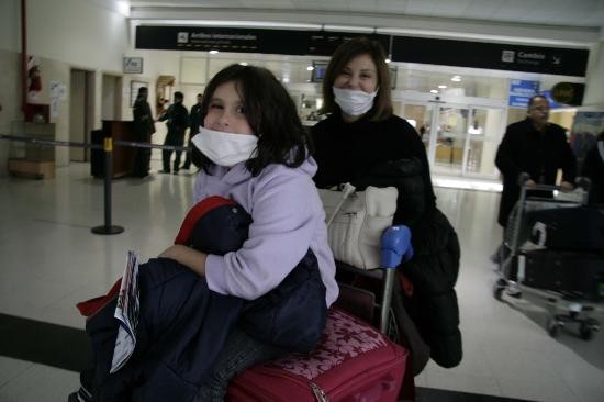 Sonrientes aun con barbijo, algunos de los turistas dijeron que slo usaran tapabocas en las zonas de control. Consultorios de Roca no dan abasto para la atencin de tantos pacientes. 