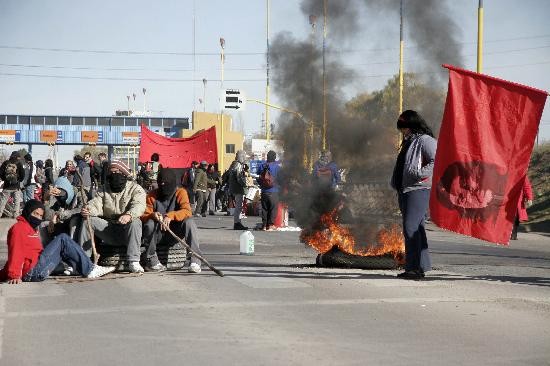 La manifestacin en Cipolletti complic el trnsito al medioda en el puente carretero. 