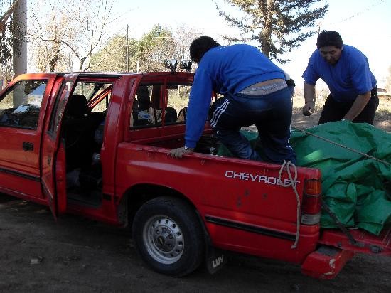 Sin ejercer la fuerza, los familiares llevaron el cuerpo y realizaron su ritual funerario. 