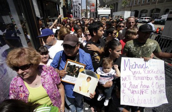 En el paseo de la fama de Hollywood, miles esperan pra ver la estrella de Michael. (FOTO AP)