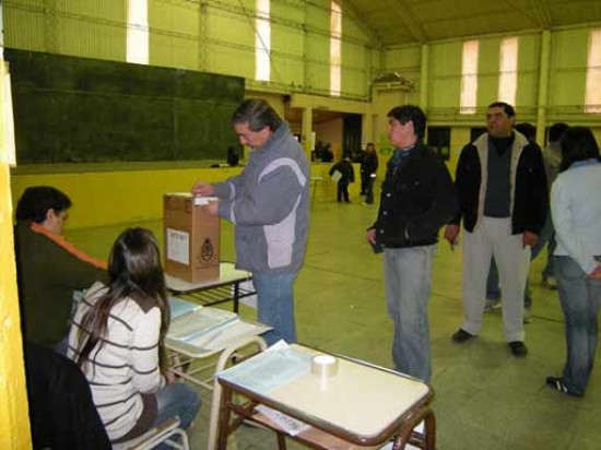 Postales de los votantes en la escuela N 23 de Allen. Foto: Diego Von Sprecher.