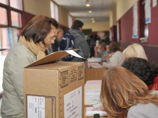 Postales de las personas que asistieron a votar en las escuelas neuquinas. Foto: Gabriel Oyarzo.