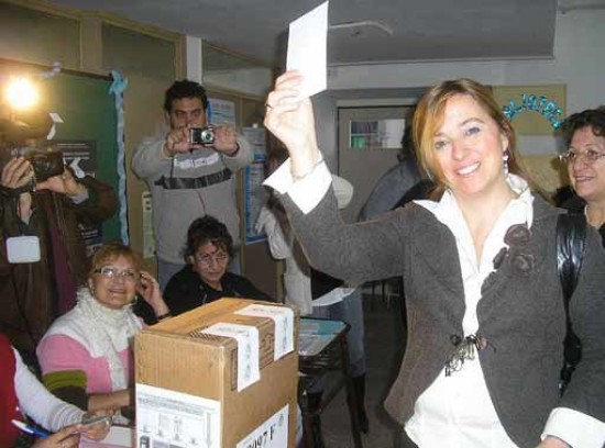 Odarda vot en una escuela de Sierra Grande y se trasladar a Viedma para esperar los comicios. Foto: Miguel Velazquez, agencia Sierra Grande.