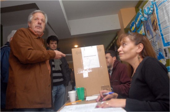 El gobernador Miguel Saiz emitió su votó en General Roca. (AR).-