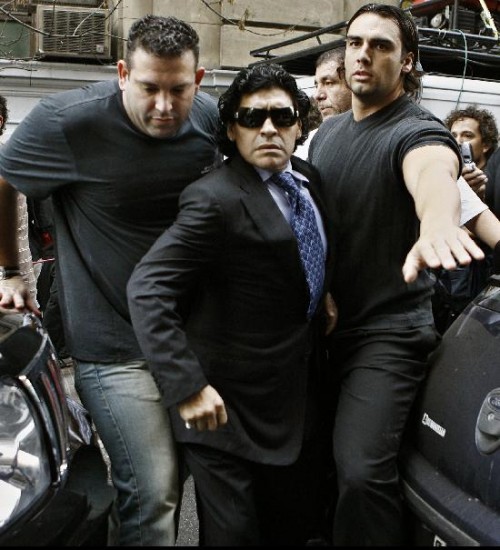 La fotografa de Juan Pablo Snchez Noli fue seleccionada para la tapa del catlogo de la exposicin. La foto de Leo Lavalle, con Maradona celosamente rodeado de guardaespaldas 