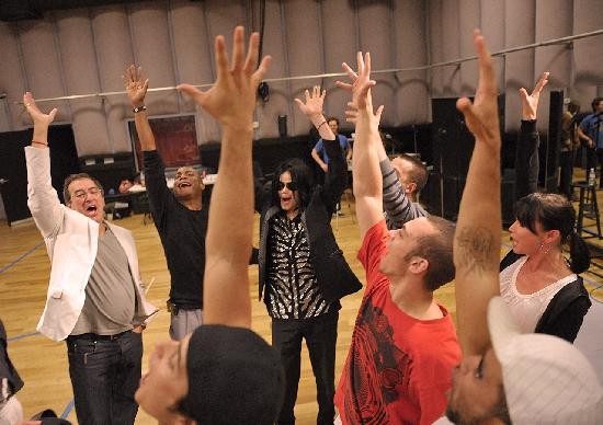 Una de las ltimas tomas de Michael Jackson en el escenario de su casa, junto a bailarines y entrenadores. 