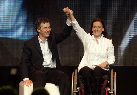 Mauricio Macri levanta el brazo de la victoriosa Gabriela Michetti, en el bnker de la Costanera. 