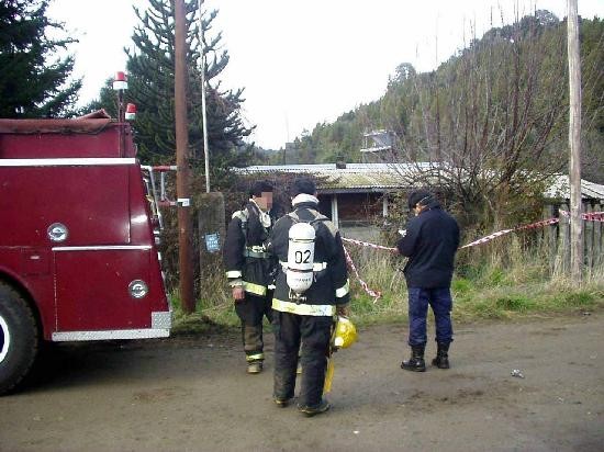 En algunos barrios de Bariloche los agentes son recibidos con violencia. 