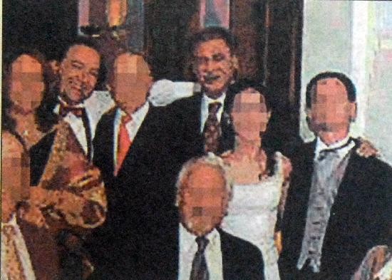En la foto del casamiento de Luciano se lo ve a su padre y al ex gobernador. 