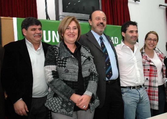 Farizano resalt la unidad lograda. Villar, Buffolo, el intendente, Martnez y Bacci, los candidatos de Juntos por la Ciudad. 