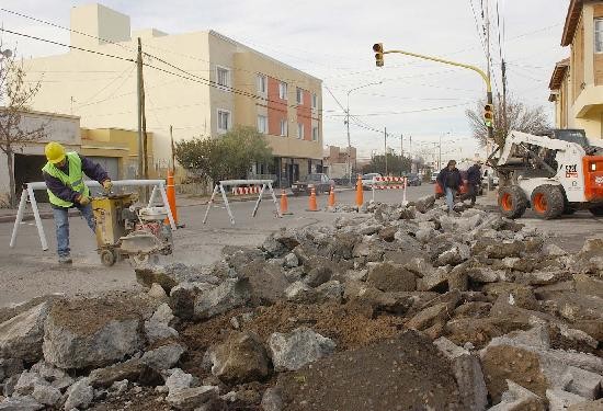 La calle Rivadavia est siendo reparada, lo que trae dificultades. 