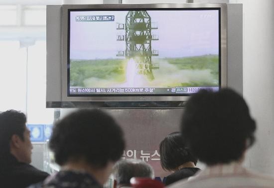 Los ensayos belicistas norcoreanos alcanzaron ayer una nueva dimensin con el lanzamiento de siete misiles en pocas horas, tantos como nunca desde que retom las pruebas. Corea del Norte sigue impertrrita ampliando su programa militar, pese a advertencias. 