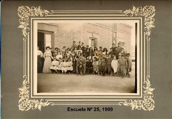 Una imagen del frente de la escuela del ao 1909. Liliana Prez, actual directora, junto a las vice Nora Fales de Spagnuolo y Lidia Vilma Traiman 