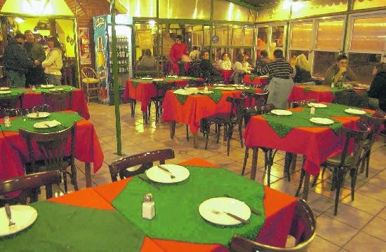 Los restaurantes mostraron muchas mesas vacas. 