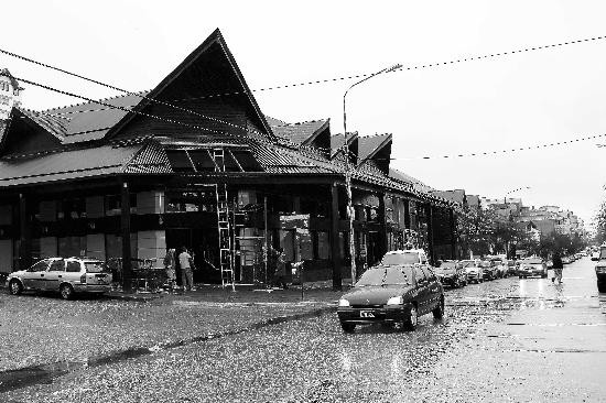 Las novedades se extienden por la calle ms comercial del sector turstico de la ciudad. 