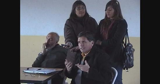 El subsecretario de Capacitacin, Juan Linares, habla con los desempleados. 
