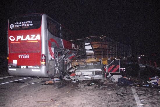 El Renault 12 que se observa en la foto fue el ltimo en embestir a uno de los camiones detenidos sobre la ruta. 
