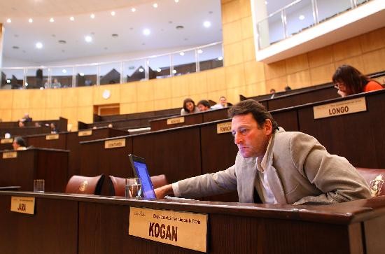 El legislador del PJ Ariel Kogan tuvo filosos cruces con el presidente de bloque del oficialismo, Jos Russo. 