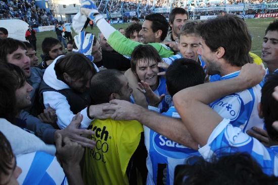 Atltico de Rafaela celebra un triunfazo que le permite ir a la revancha en La Plata con un buen margen para ilusionarse con el retorno a Primera, donde ya estuvo en la temporada 2003/2004. 