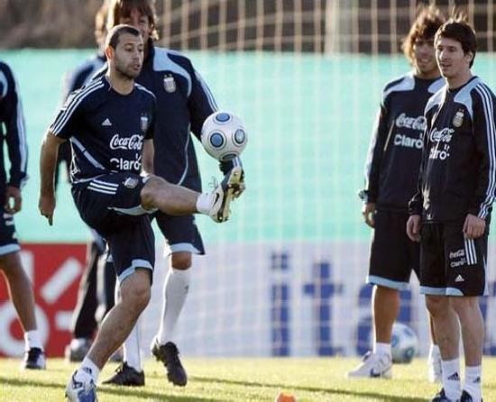 Mascherano, Messi y Tevez pidieron jugar en La Boca ante Brasil. 