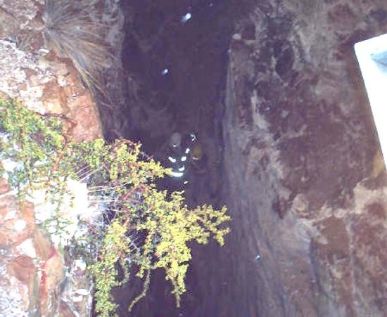 Desde la superficie no se alcanza a ver la profundidad del pozo. La lluvia y la noche complicaron el rescate. 