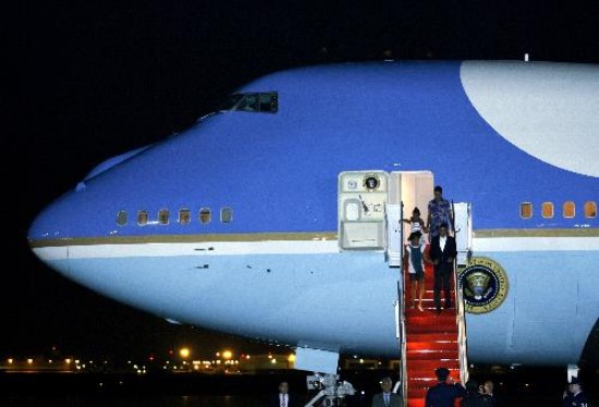 Tras varios das de gira, Barack Obama retorn ayer a Estados Unidos junto con su familia. 