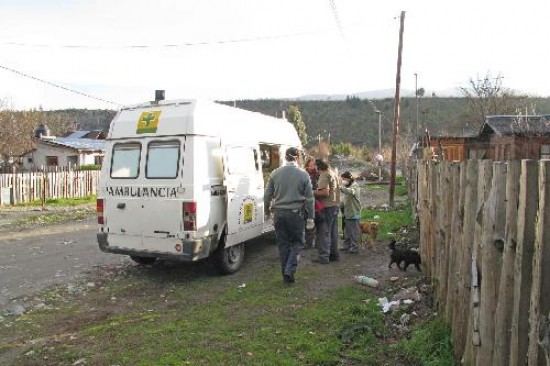 Los familiares del muerto son llevados en ambulancia al hospital de El Bolsn 