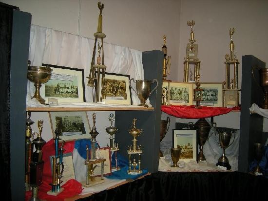 Trofeos y fotos de distintas disciplinas se exhiben en Allen. 