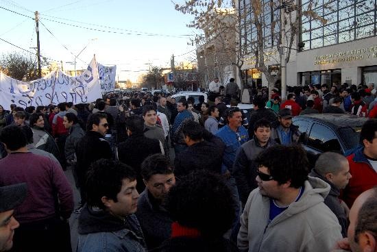 Los seguidores de Pereyra se concentraron en el sindicato en Neuqun mientras Sapag continuaba la negociacin en Buenos Aires. 