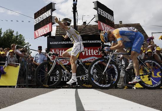 Mark Cavendish super en el rueda a rueda a Tyler Farrar. 