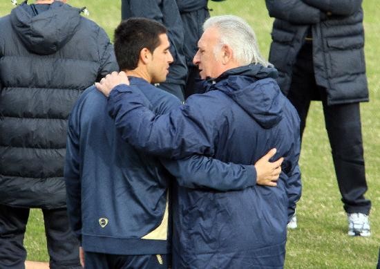 Como padre e hijo. Basile y Riquelme se reencontraron ayer 