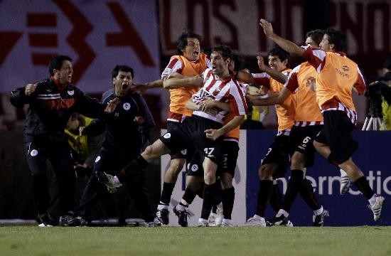 Boselli acaba de convertir el gol del triunfo y desata la locura de titulares y suplentes. 