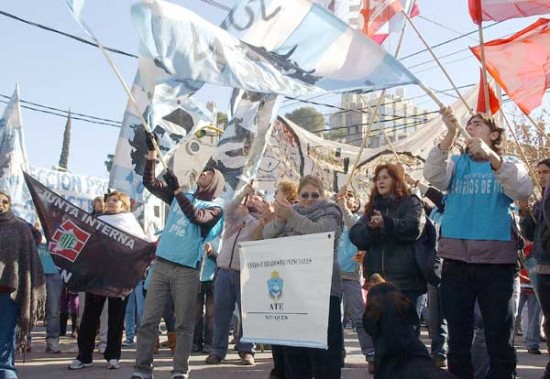 Marcha de trabajadores estatales en el centro neuquino. (Foto: Gabriel Oyarzo/Agencia Neuquén).