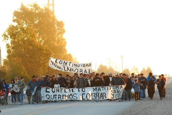 El problema de los obreros pesqueros es un tema de toda la comunidad de San Antonio. Ayer se movilizaron por la ciudad. 