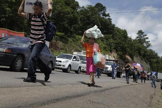 Los seguidores de Zelaya volvieron a bloquear caminos en todo Honduras, mientras el rgimen de facto intensifica el control. 
