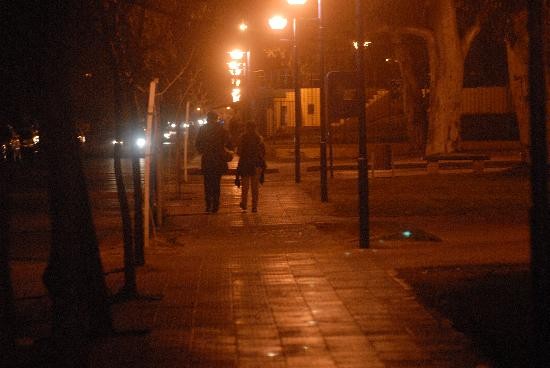 El embaucador intercept a su vctima en el tradicional paseo que atraviesa Roca. 