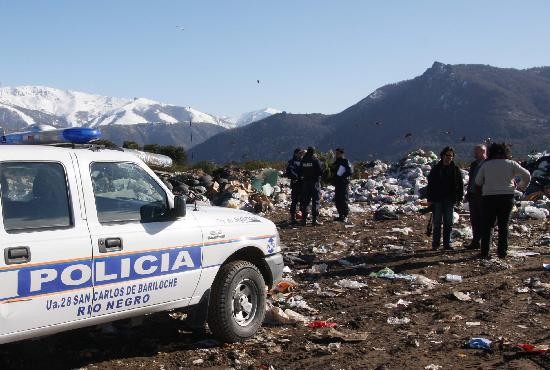 El joven destrab el seguro y termin en el suelo. Defensa Civil dijo que tienen que haber sido granadas de una fuerza de seguridad. 