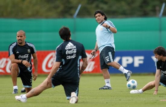 El volante y el tcnico jugaron juntos en Boca y ahora Maradona quiere que Vern sea uno de sus referentes en el seleccionado. Juan Sebastin y Lionel se entienden adentro y afuera de la cancha. 