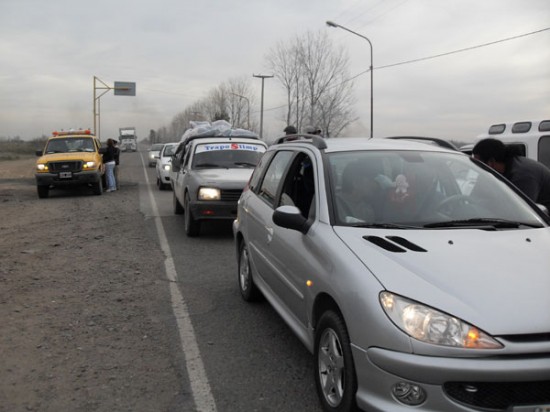 El piquete instalado en el acceso norte a Catriel. (Foto: Rubén Larrondo/Agencia Catriel).