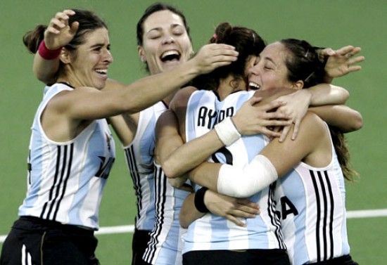 Las Leonas celebran luego de su triunfo en Australia