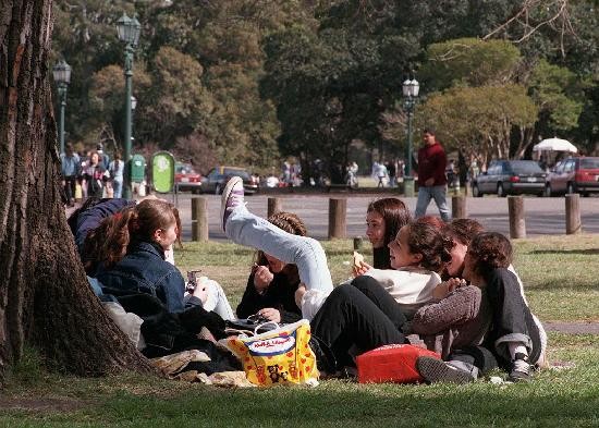 Hoy llovern los mensajes, llamados y expresiones de cario entre los amigos. Celebrar el da fue idea de un argentino. 