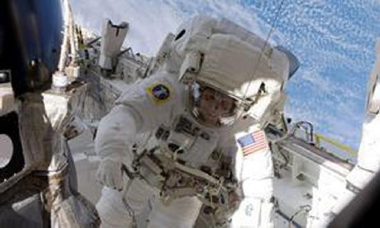 Hay 13 astronautas en el espacio y un solo inodoro en funciones para todos. 
