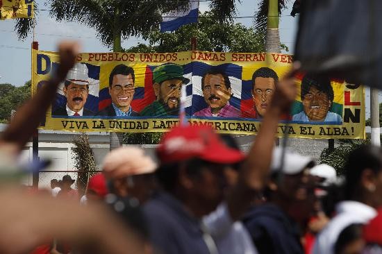Un pasacalle en apoyo de Zelaya en una de las diarias marchas que se realizan en Tegucigalpa. 