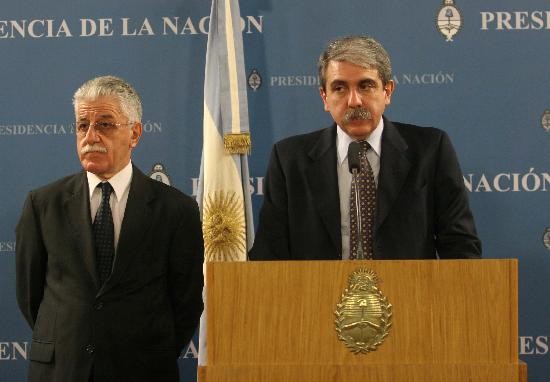 La cara de Tedesco y la del jefe de Gabinete, Anbal Fernndez, muestran la tensin que rode el reemplazo de ayer. 