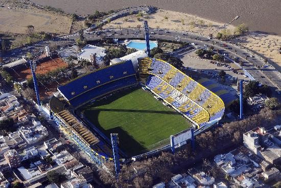 El Gigante de Arroyito albergar a no ms de 44.000 personas. El Monumental tiene capacidad para 65.645 espectadores. 